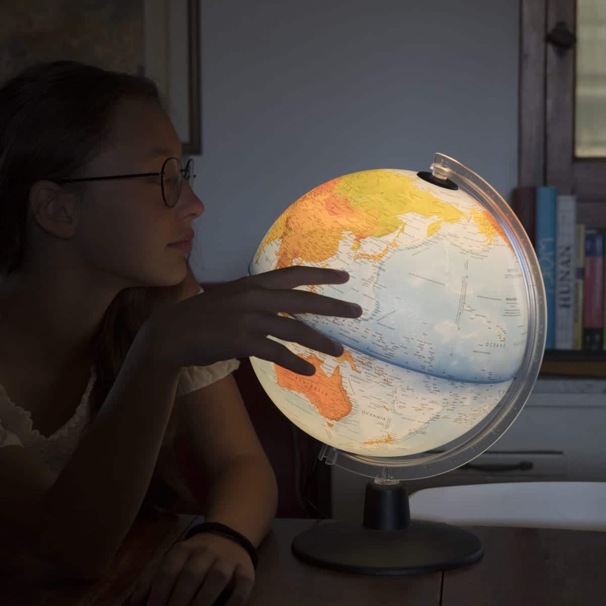 Amazing Earth Illuminated Globe w/Augmented Reality - Image 3